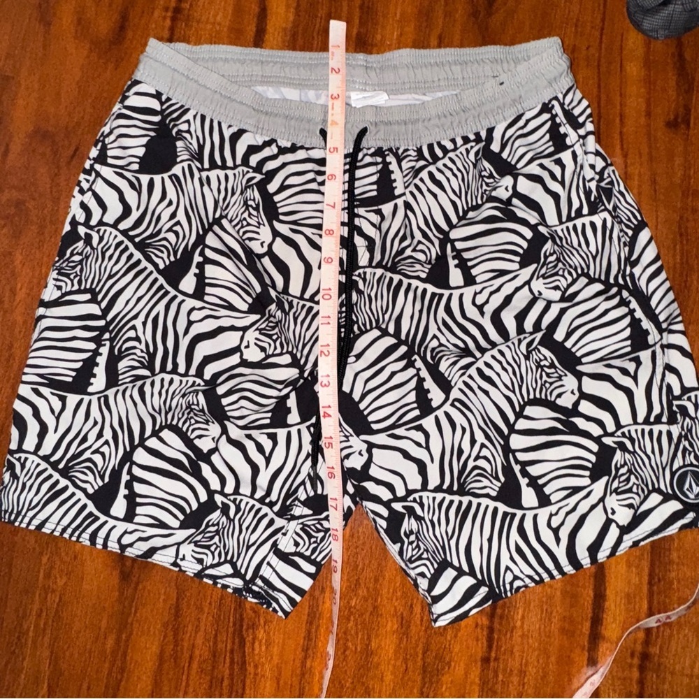 Volcom Zebra Shorts Vintage Drawstring Size Medium - image 7